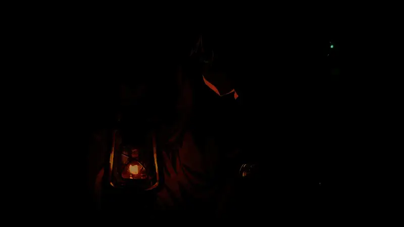 角色群像图，十四名风格各异的参与者站立于大堂中，神情紧张戒备