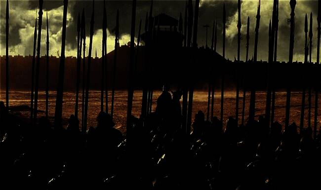 新版《三国》剧照：江边烽火映天，战船列阵，将领立于高台指挥千军万马