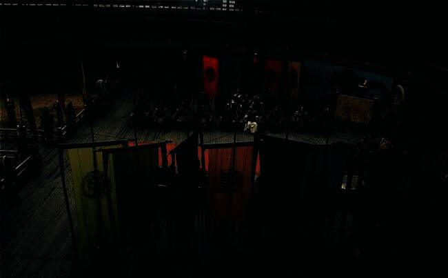 新版《三国》剧照：诸葛亮手持羽扇，凝望星空，神情深邃，展现智者风范