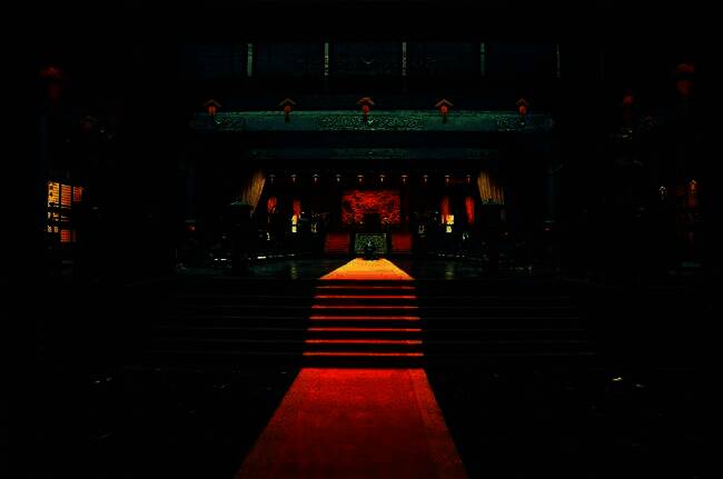 新版《三国》剧照：多位主演身着铠甲齐聚朝堂，眼神坚毅，氛围紧张，彰显权谋博弈