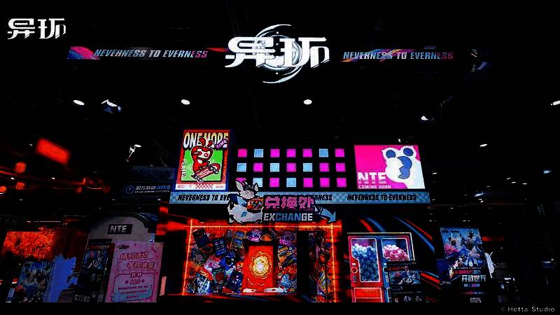 《异环》展台全景图，还原游戏内海上列车与潮玩店场景，灯光绚丽，充满赛博朋克风格