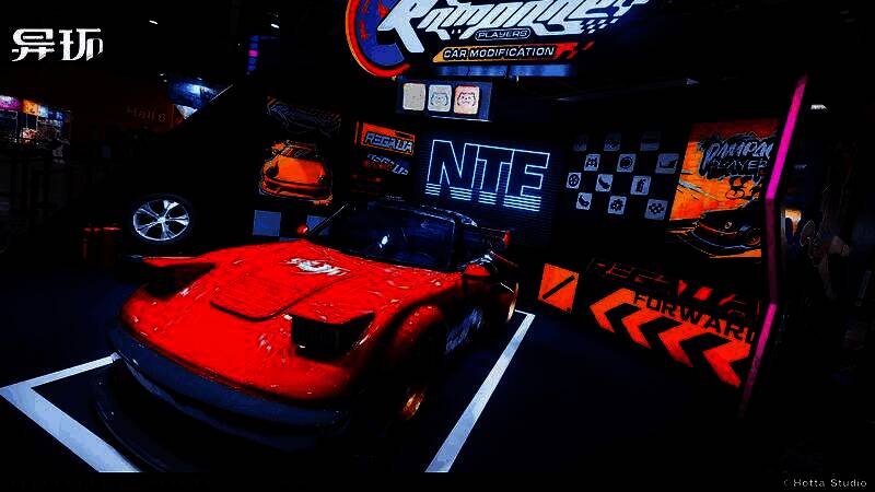 玩家在《异环》痛车工房前合影，车身绘有游戏角色图案，背景灯光炫酷