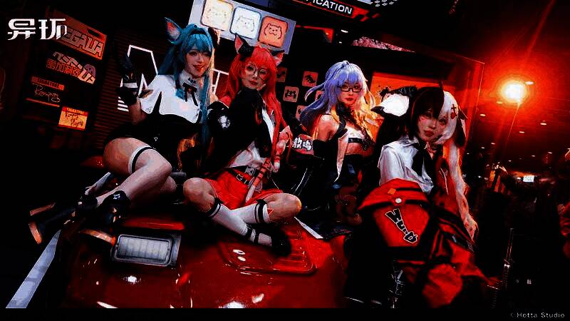 四位Coser身着《异环》角色服装站成一排，动作还原角色设定，周围玩家兴奋合影