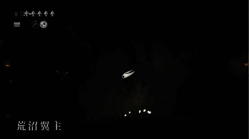 《空洞骑士：丝之歌》游戏画面展示主角在幽暗洞穴中跃起躲避敌人攻击的瞬间，场景充满哥特式美术风格