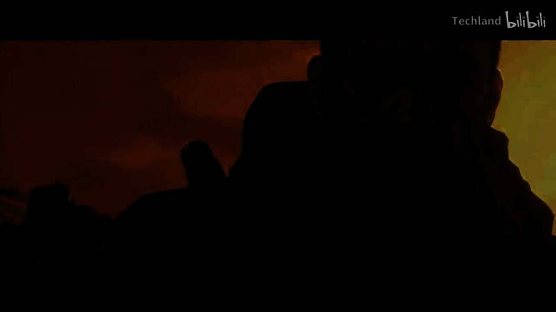 凯尔蜷缩在角落，面部浮现绿色血管纹理，眼神痛苦，显示其正与体内感染做激烈斗争