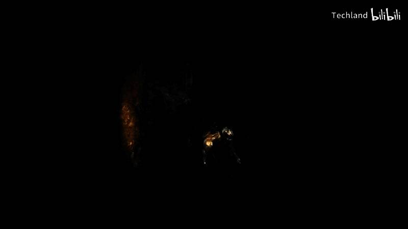 凯尔跃起扑向多名敌人，肢体变形显露出部分兽化特征，空中留下残影特效