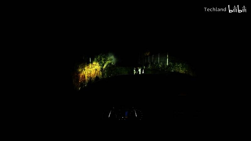 夜晚场景下凯尔手持手电筒穿行林间小道，周围树影晃动似有怪物潜伏