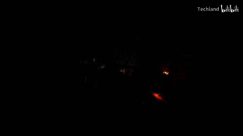 凯尔站在悬崖边缘俯视下方营地，背后雷云翻滚，气氛肃杀