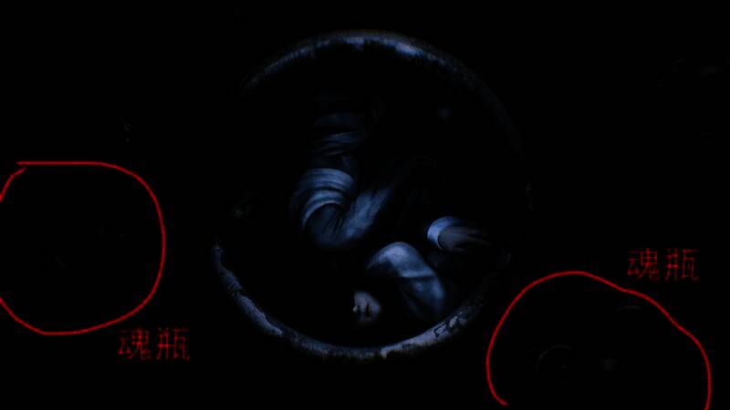 《女吊》PV画面中一个身体扭曲的小孩躺在陶缸内，周围摆放多个罐状器物，整体氛围阴森诡异