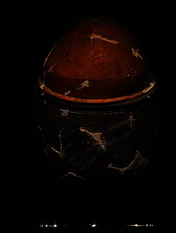 出土的古代瓮棺实物，由两件对扣的陶盆构成，内部残留人类幼体骨骼痕迹