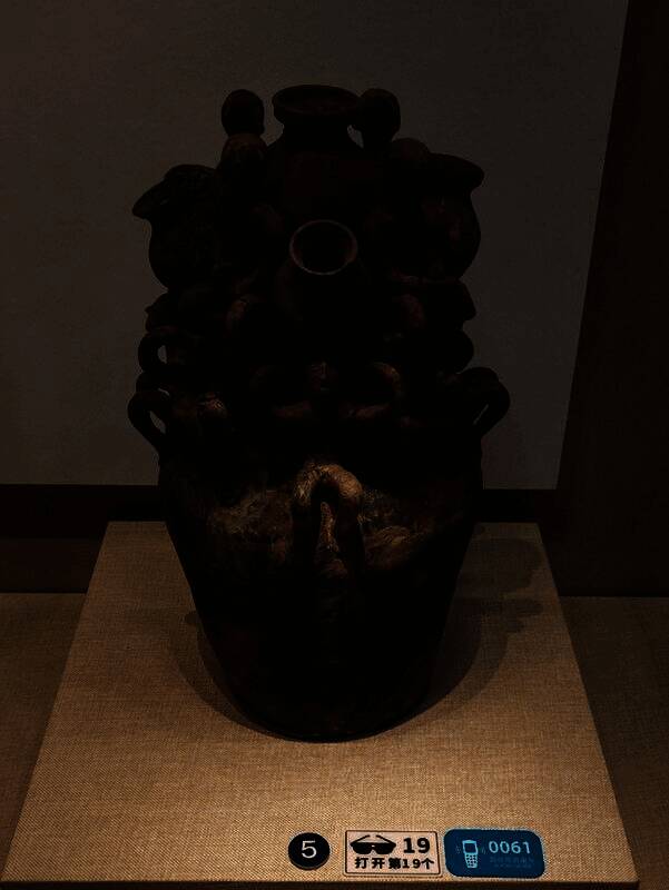 镇江市博物馆展出的一件东吴时期青瓷魂瓶，顶部堆塑亭台楼阁与侍从俑群，细节繁复精致