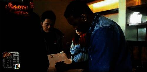 玩家角色在战场上激烈厮杀，技能特效绚丽，旗帜飘扬