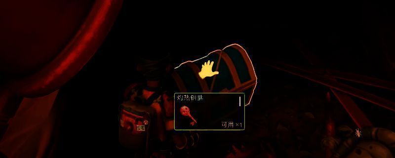 《禁闭求生2》中灼热钥匙的特写画面，钥匙通体泛着红色光芒，周围有火焰粒子特效环绕，显得神秘而危险