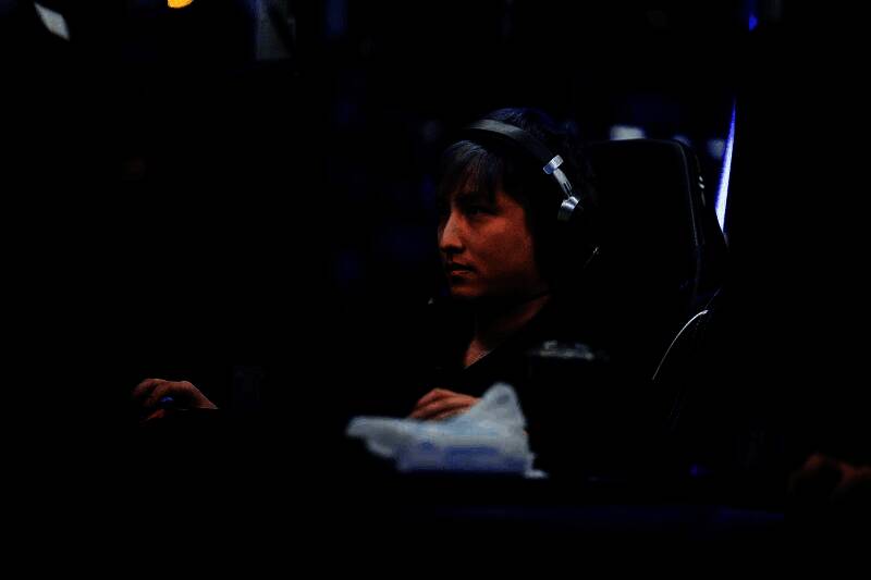 XG战队对阵Tundra的比赛现场，选手专注操作，屏幕显示激烈对战画面