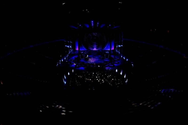 选手休息区中，一名选手低头沉思，似乎在复盘刚刚结束的比赛