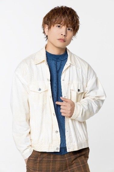 声优仲村宗悟个人照，身穿正装面带微笑，背景简洁专业