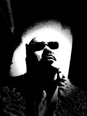 声优间宫康弘工作照，佩戴耳机专注录音，展现专业配音现场