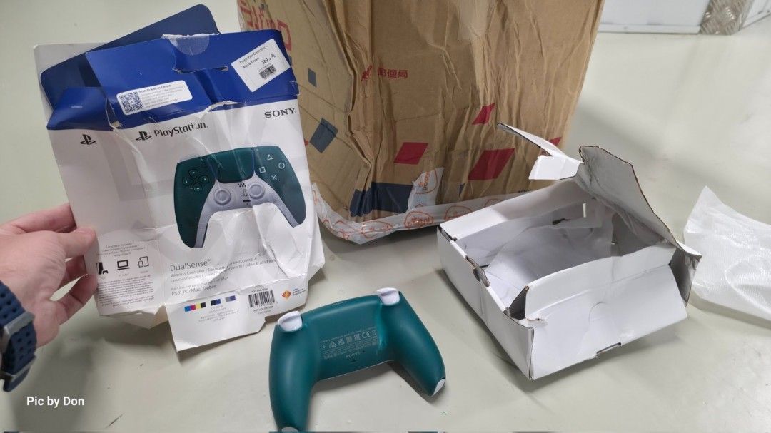 手柄正面按键区域损坏情况，部分按钮脱落或错位