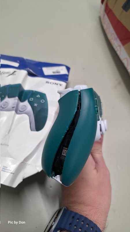 手柄与原装包装盒一同展示，盒子已被严重挤压变形