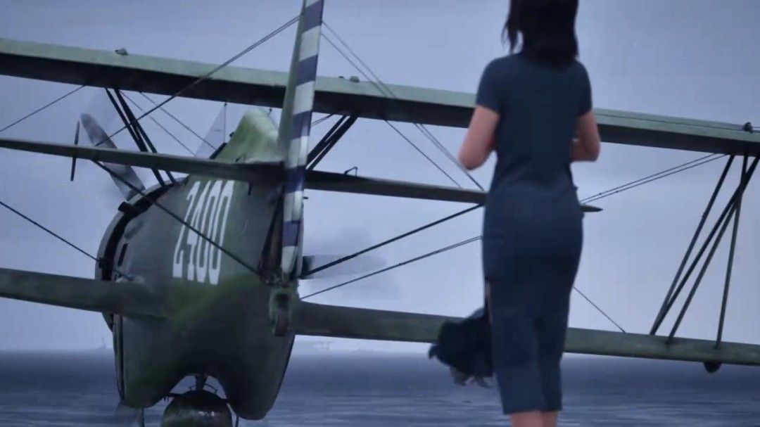 女性角色潜行穿越草丛的画面，眼神警觉，手中武器随时准备出击