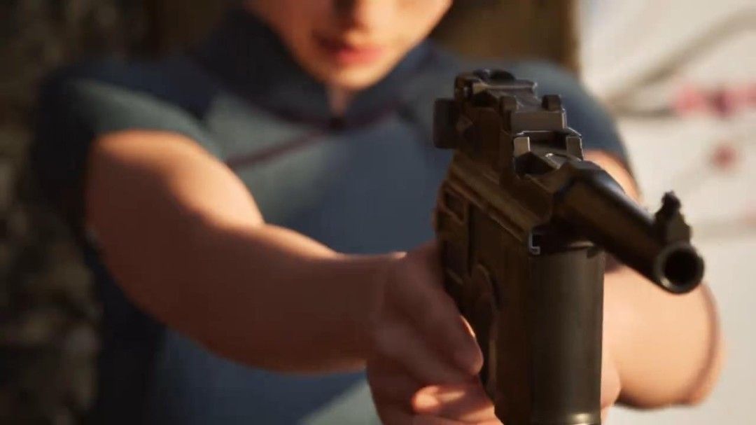 广角镜头下的山林地形，雾气缭绕，隐约可见游击队员的身影