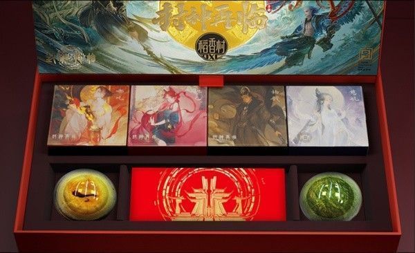 礼盒内部特写，精美插画角色卡与独立包装糕点整齐排列，充满收藏价值