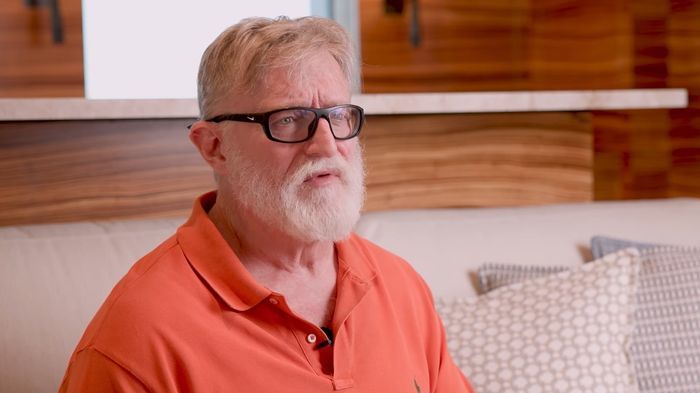 G胖在The International 2025开幕式上演讲，现场灯光聚焦，气氛热烈