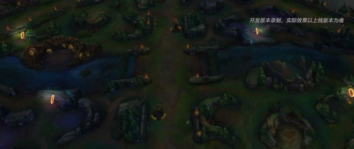 蓝色魔法光晕构成的传送门悬浮于河道，召唤师正跃入其中