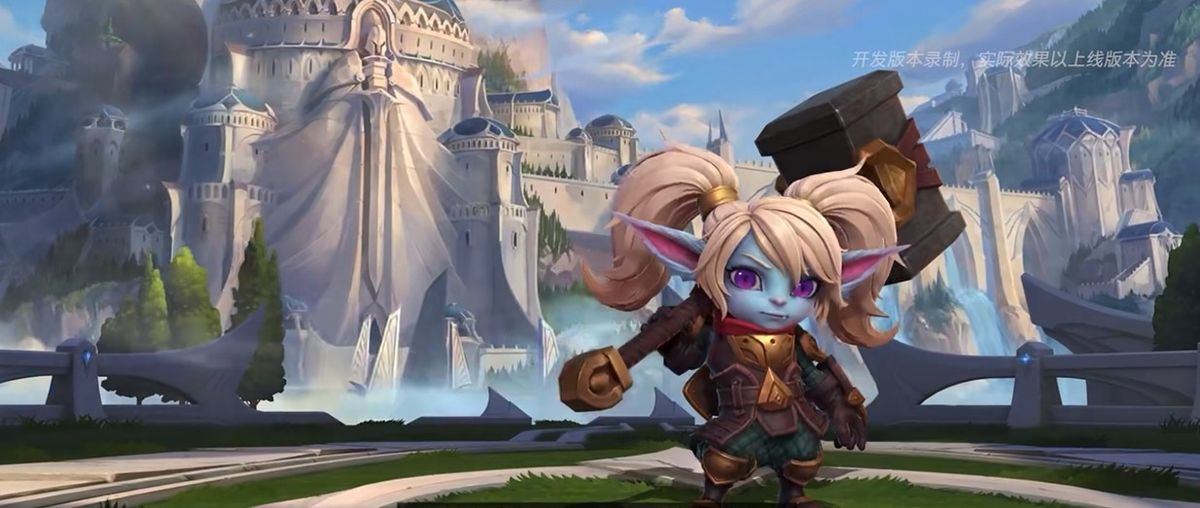 波比高举大锤蓄力，准备将敌方英雄锤飞出场外