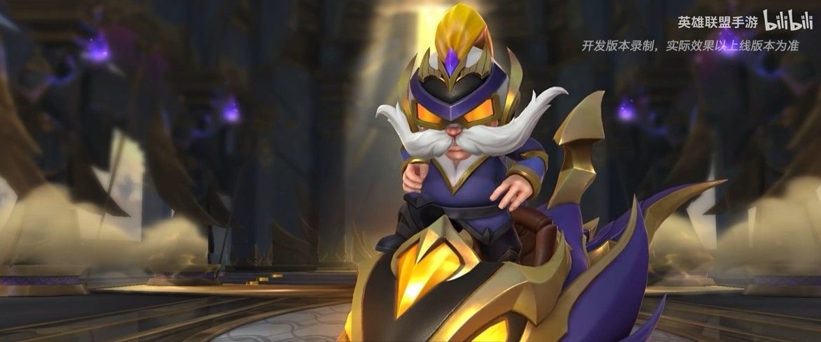 库奇身穿飞行员制服坐在飞机上，背景为蓝天白云