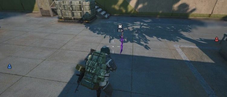 两名玩家在行政楼门口持枪对峙，周围散落着打开的宝箱