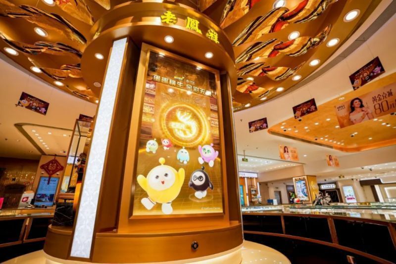 社交媒体截图拼图，展示抖音视频播放数据、小红书笔记点赞数及微博热搜词条