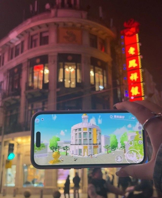 游戏内蛋仔佩戴迷你金饰行走于古典风格庭院中的画面截图