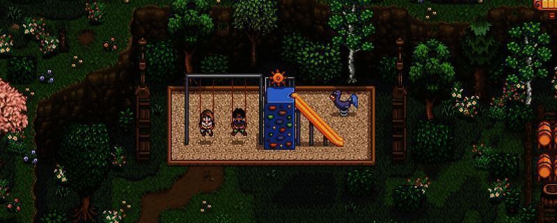 《星露谷物语》中玩家在标准农场开垦土地的初始场景，阳光洒落，田地整齐排列，远处有树木和矿井入口