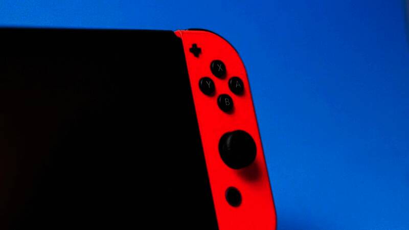 美国警方查获的假冒任天堂游戏设备堆满仓库，包括大量伪造的游戏卡带和主机配件