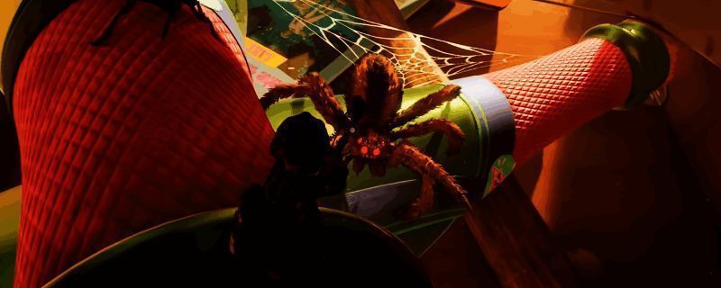 《禁闭求生2》中狼蛛在典礼场地北部草丛中潜伏的场景，巨大的蜘蛛张开利爪，周围环境阴暗压抑