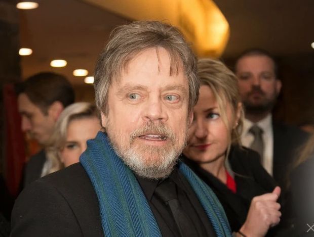 《好莱坞往事》中的火焰喷射器道具特写，金属质感强烈，置于灯光下呈现复古工业风格