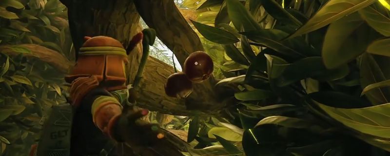 一名角色站在森林中抬头望向树冠，树枝上挂着几簇明亮的蓝色浆果，阳光透过树叶洒下斑驳光影