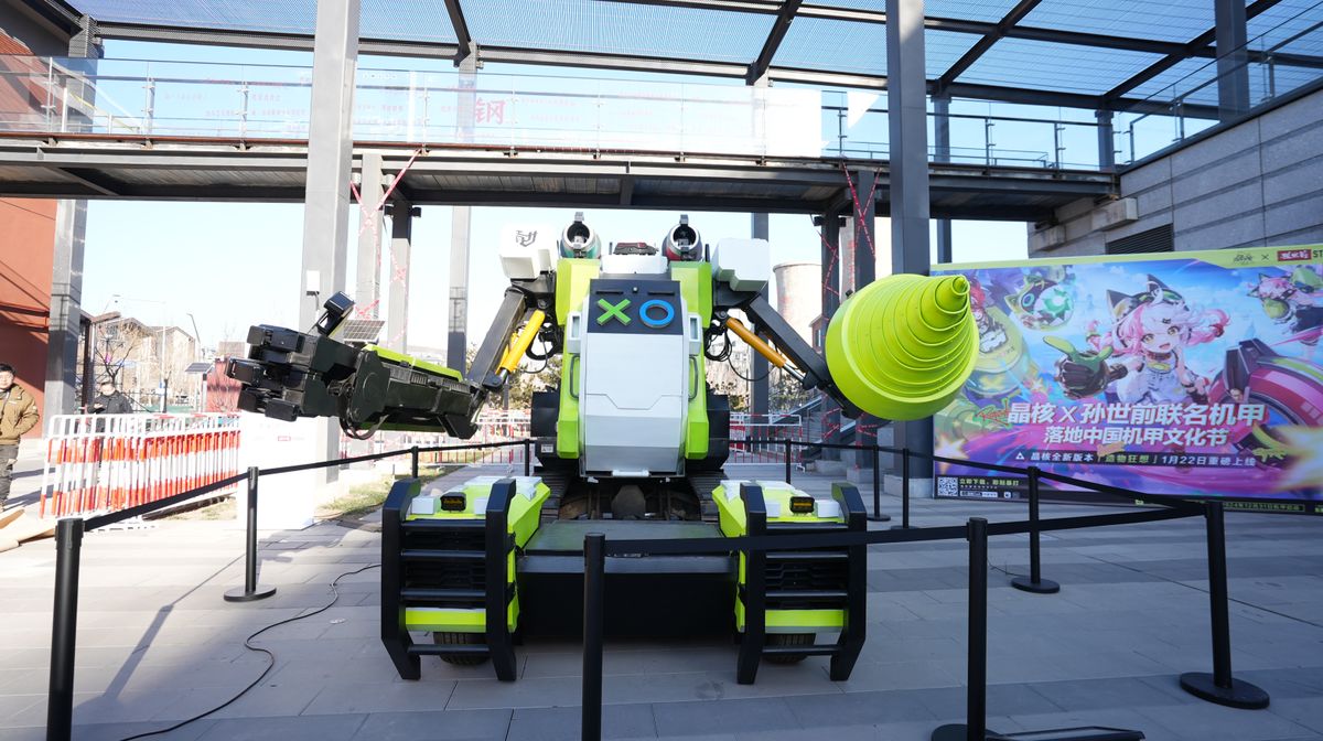 ‘长城龙新年版’机甲昂首挺立，龙鳞细节精致，灯光映衬下气势磅礴