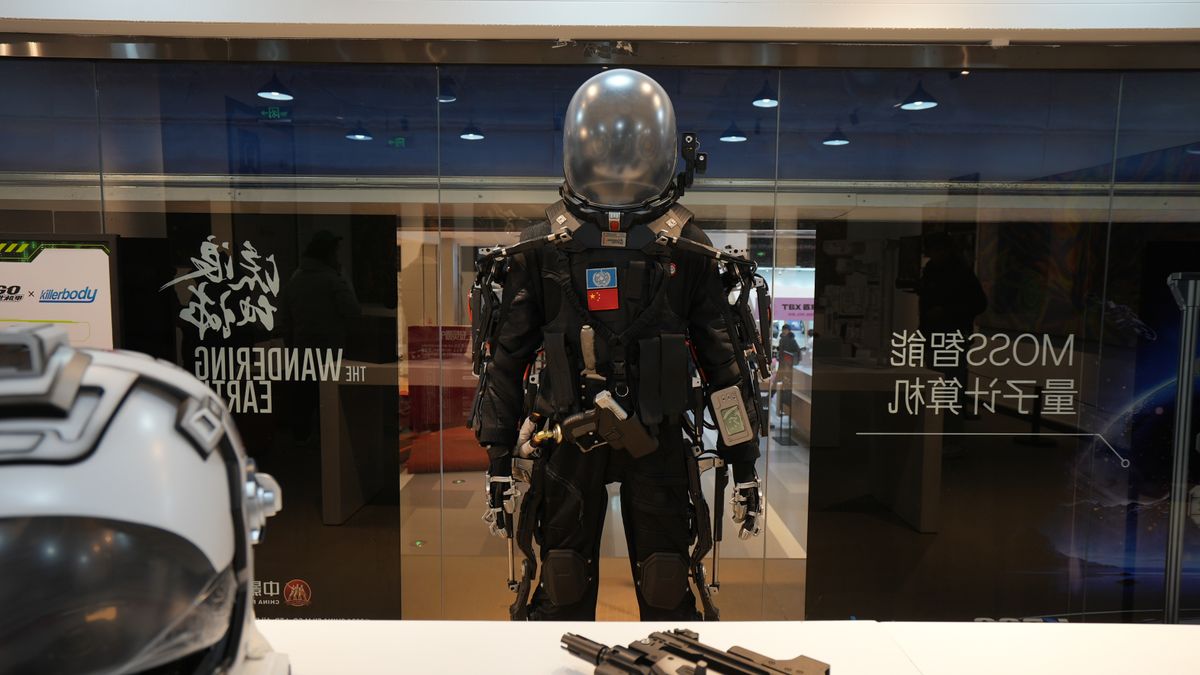 Unitree机器狗正在进行同步舞蹈表演，周围观众拍照围观