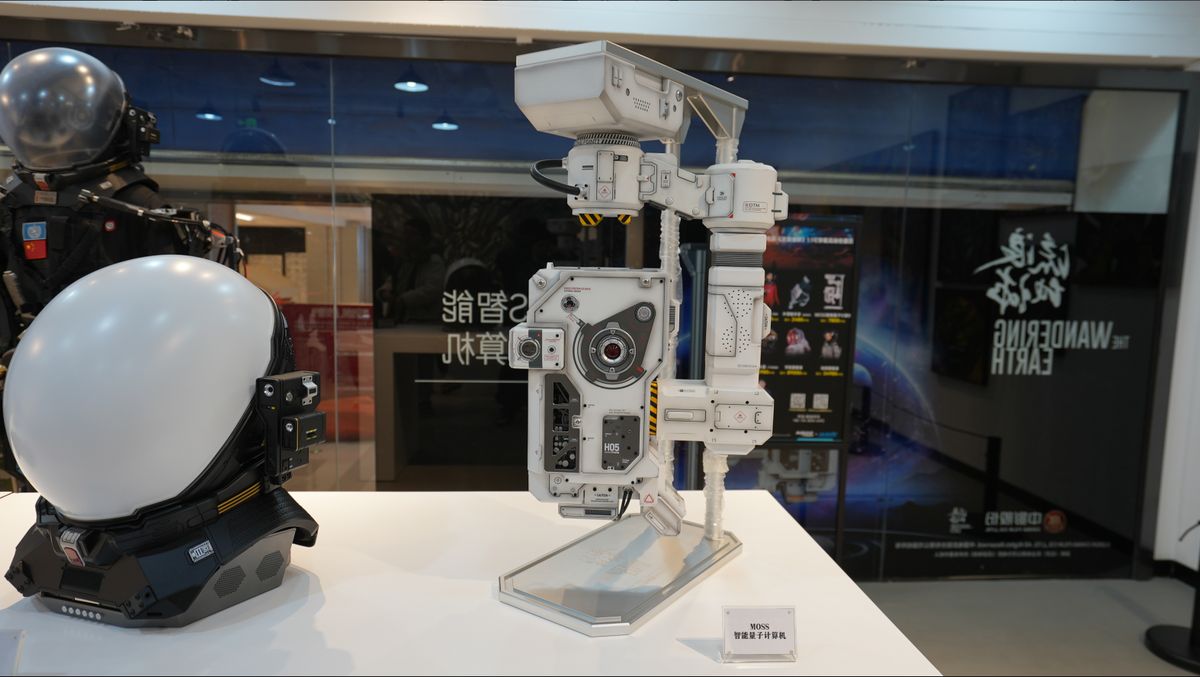 科幻迷试穿《流浪地球》同款外骨骼装备，体验未来战士的感觉