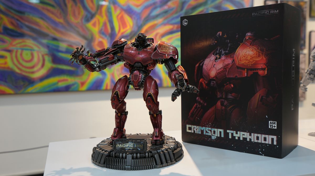 王赓的水墨机甲画作悬挂在展厅中央，笔触豪放且富有张力