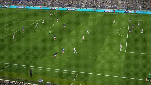 图拉姆沿右路推进后送出精准传中，皮球划出完美弧线