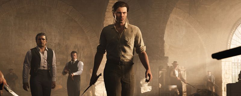 《四海兄弟：故乡》中主角恩佐持刀对峙敌人的紧张场景，背景昏暗，氛围压抑