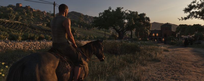 《四海兄弟：故乡》游戏实机画面，主角身穿复古西装行走在雨夜街道，霓虹灯光映照在湿漉漉的地面上