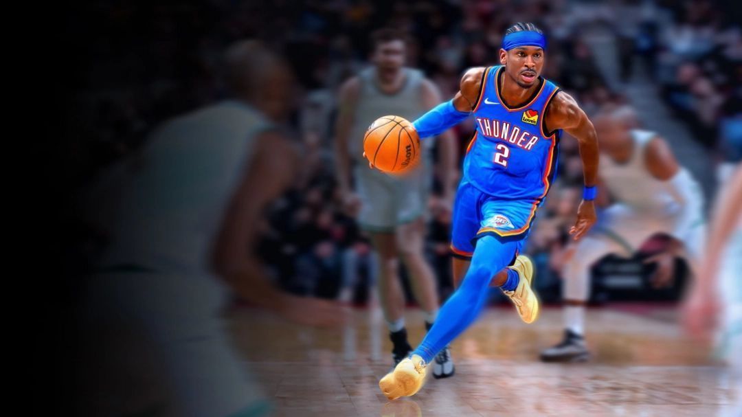 2K官方宣传图展示大学篮球新模式概念画面，球场上球员身穿各校队服激烈对抗