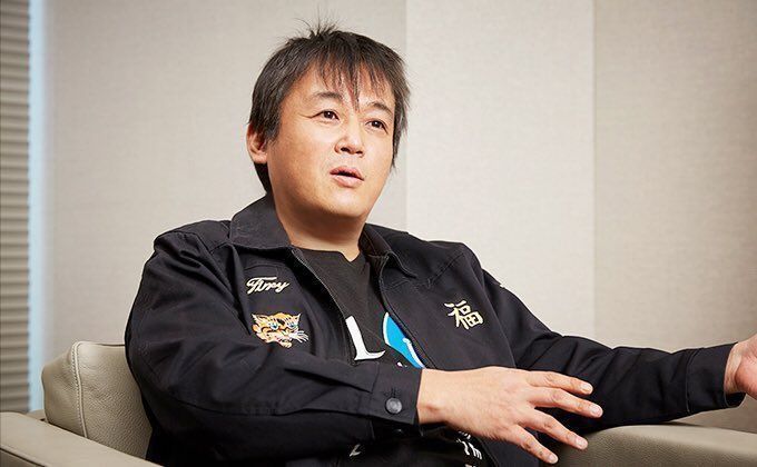 野村哲也接受采访画面，神情专注地谈论游戏开发进展