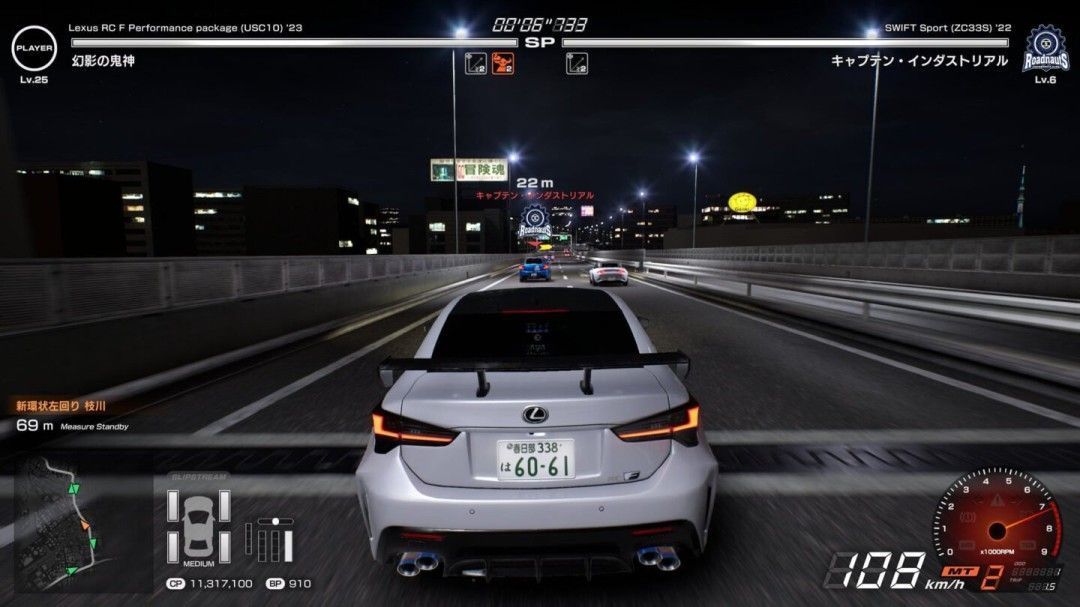 多名不同涂装的赛车并排停靠在夜色中的高架桥边，每辆车代表一位特色鲜明的对手车手