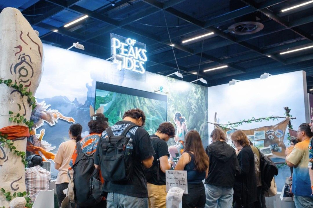 科隆游戏展现场，青庖游戏展台前玩家排队试玩《山外山》，屏幕显示游戏中岛屿地貌与战斗场景