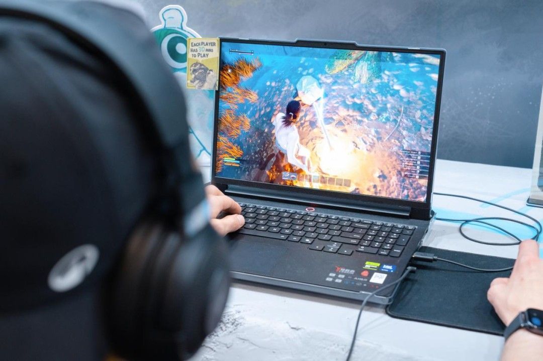 《山外山》试玩画面，玩家操控角色攀爬山壁，远处巨石正沿山坡滚落，即将撞击敌方营地